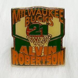 🔮 5/$25 Vintage NBA Milwaukee Bucks‎ Alvin Robertson Pin